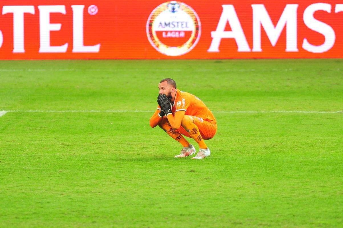 Goleiro Everson, do Atltico, foi heri na deciso por pnaltis contra o Boca Juniors ao defender duas cobranas e ao marcar o gol da classificao: 3 a 1 nas batidas alternadas aps 0 a 0 no tempo normal, no Mineiro.