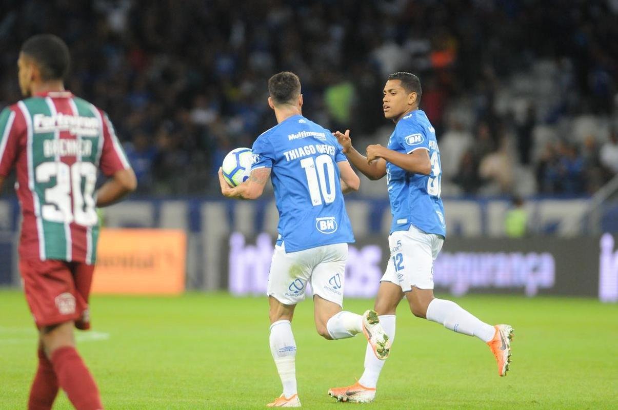 Cruzeiro voltou para o tudo ou nada no segundo tempo e chegou ao empate aos 13 minutos, com gol de cabea de Thiago Neves, aps assistncia de Ariel Cabral