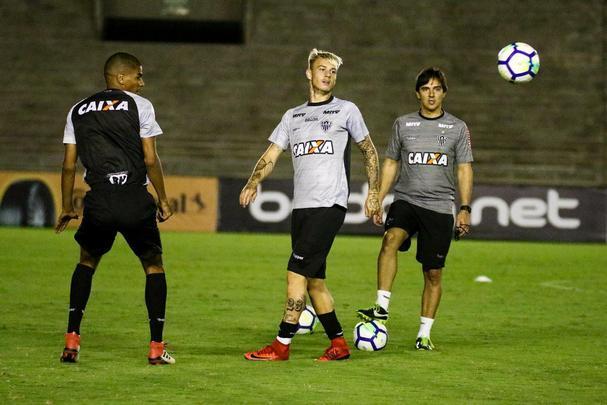 Jogadores trabalharam com bola no Almeidão, em João Pessoa, local da partida desta quarta, às 21h45, contra o Botafogo-PB, pela segunda fase da Copa do Brasil. Houve treinamento de pênaltis