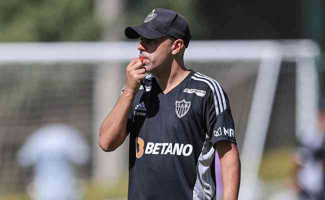 À espera de Cuca, Atlético será comandado pelo técnico interino Lucas Gonçalves diante do Corinthians