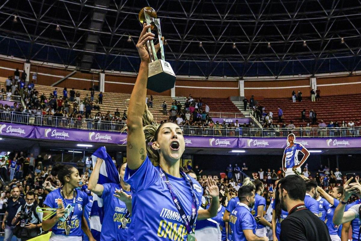 Capit do Minas, Carol Gattaz levanta mais uma taa da Superliga