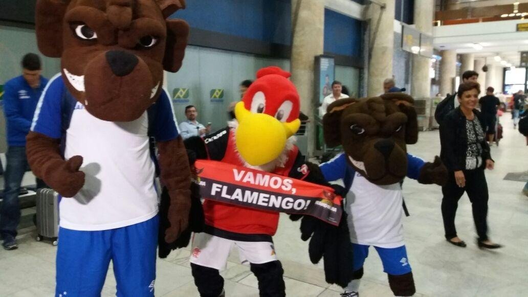 Mascotes de Flamengo e Cruzeiro no Rio de Janeiro