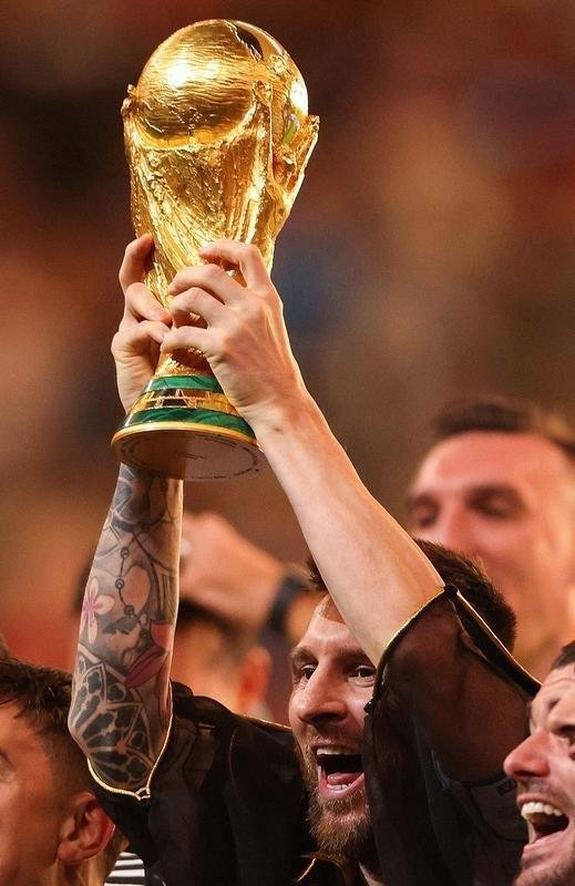 Messi ergue a taa de campeo da Copa do Mundo! Festa da Argentina no Estdio Icnico de Lusail, no Catar, com o tricampeonato mundial