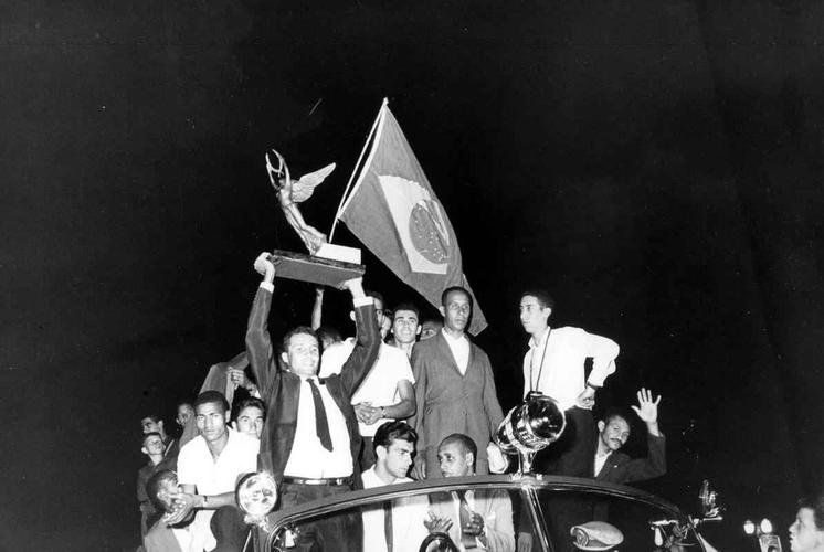 23/02/1963 - Seleo Mineira de Futebol, que venceu o Campeonato Brasileiro de Futebol,  recebida em Belo Horizonte pelo governador Magalhes Pinto. O capito da equipe, Procpio, ergue a taa e posa para fotos. A Seleo Mineira sagrou-se campe vencendo a Seleo do Rio de Janeiro por 2 a 1, no Maracan, no Rio de Janeiro.