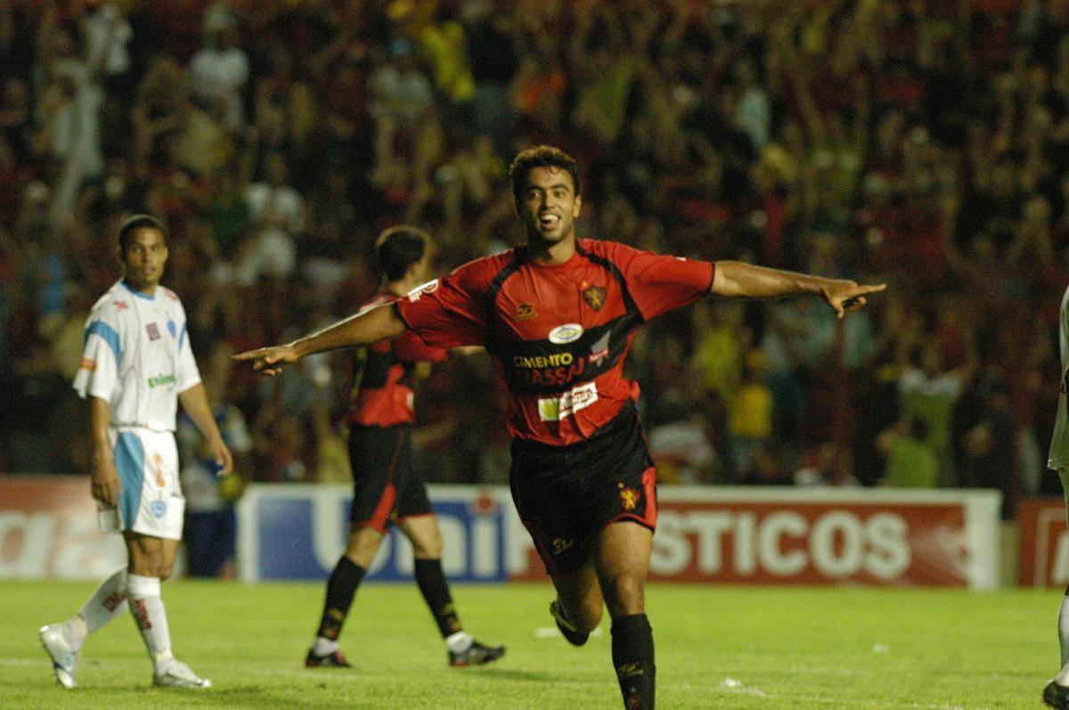 Primeiro padrão do Sport usado no Campeonato Brasileiro da Série B de 2006 lançado pela Topper.