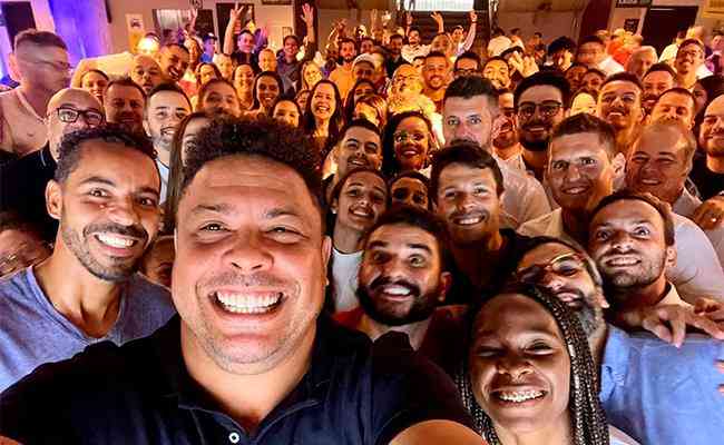 Ronaldo gathered Cruzeiro employees at a ceremony in Mineirão.