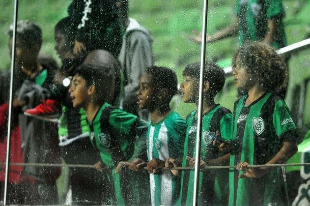 Equipes se enfrentaram nesta segunda-feira, s 20h, pela sexta rodada da Srie B do Brasileiro