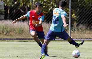 Cruzeiro se reapresentou nesta tera-feira na Toca da Raposa II e iniciou a preparao para a deciso do Mineiro, no prximo domingo, no Mineiro; tcnico Marcelo Oliveira conversou muito com os atletas, falou dos erros na derrota por 3 a 0 para o Atltico, no jogo de ida, e deu sequncia ao trabalho