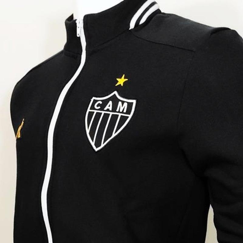 Aguardado pela torcida do Atltico, os agasalhos fabricados pela Le Coq Sportif chegaram s lojas. Entretanto, torcedores reclamaram do preo das peas e notaram diferenas com relao aos modelos usados pela comisso tcnica