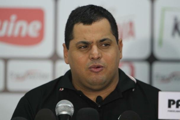 Leston Júnior foi oficialmente apresentado pelo Santa Cruz na manhã desta segunda-feira, dia 26 de novembro, no Arruda