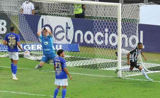 Ademir infiltrou na rea e se antecipou  defesa, para marcar o gol da virada do Atltico sobre o Cruzeiro
