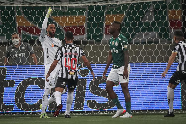 Everson defendeu pênalti do Palmeiras cobrado por Patrick de Paula