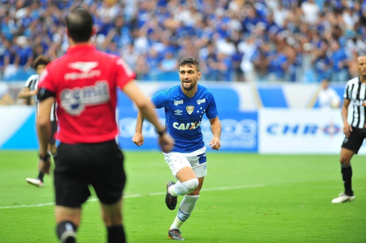 Cruzeiro pressionou o Atltico nos minutos iniciais e abriu o placar aos 3, com gol de cabea de Arrascaeta