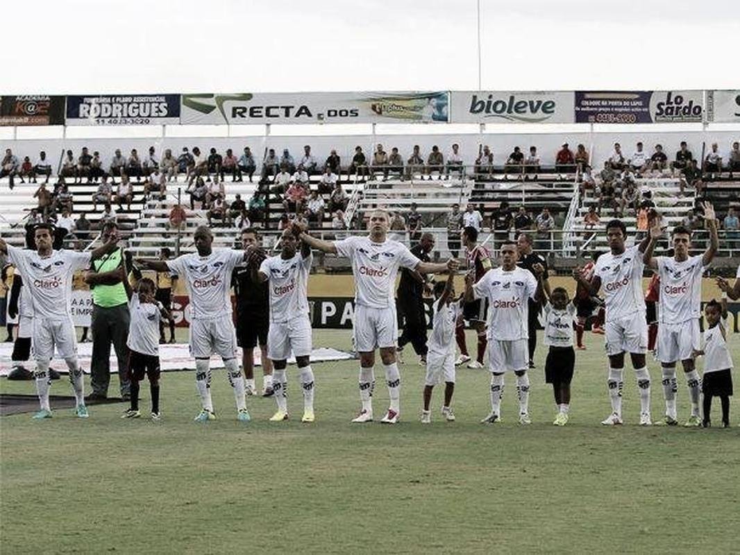 O Bragantino obteve 46 pontos na Srie B 2014 e terminou em 16. O Amrica de Natal, 17, desceu  terceira diviso, com 43.