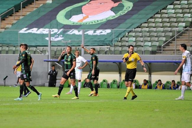 Felipe Azevedo abriu o placar para o Amrica sobre o Grmio: 1 a 0