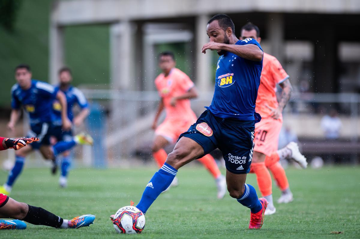 Imagens do jogo-treino entre Cruzeiro e Bolívar, neste sábado (20/2), na Toca da Raposa II. Time celeste venceu por 1 a 0