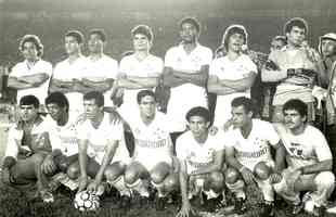 O ano de 1984 foi o primeiro que o Cruzeiro teve uma camisa com marcas de patrocinadores. O primeiro foi o prprio fornecedor de material esportivo, a brasileira Topper, que viria a patrocinar o clube nos anos 1990 e 2000. Na primeira apario, a marca manteve a tradio das ltimas dcadas: camisa predominantemente azul com estrelas brancas soltas. Os primeiros patrocinadores msters tambm comearam a aparecer, mas ainda sem um padro para suas manutenes como visto atualmente. A verso reserva, branca, manteve o mesmo padro.