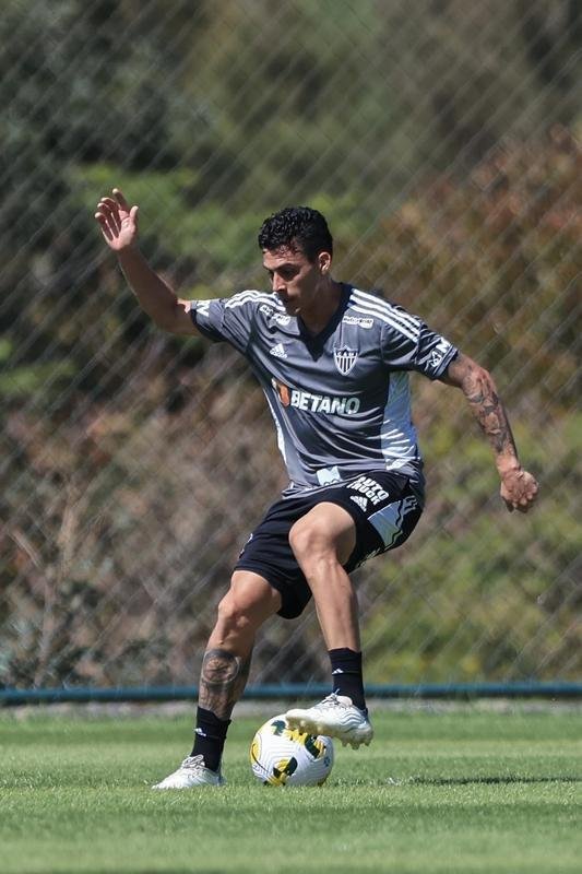 Nesta quinta-feira (28), o Atltico realizou o terceiro treino na Cidade do Galo aps o retorno de Cuca. Durante a atividade, o treinador conversou com o presidente do clube, Srgio Coelho.