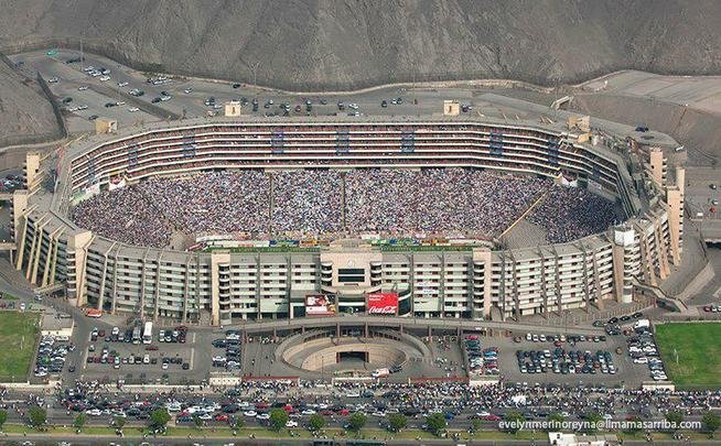 Estádio Monumental, Lima (Peru) - inaugurado em 2 de julho de 2000, é um estádio que comporta 80.093 torcedores, sendo 58.577 nas cadeiras e arquibancadas e 21.516 em vários edifícios de seis andares construídos em seu entorno. Maior campeão peruano, com 26 conquistas, o Universitario manda seus jogos no local.