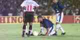 Ricardinho observa Giovanni ajeitar a bola em cobrana de falta que daria o ttulo da Copa do Brasil de 2000 ao Cruzeiro