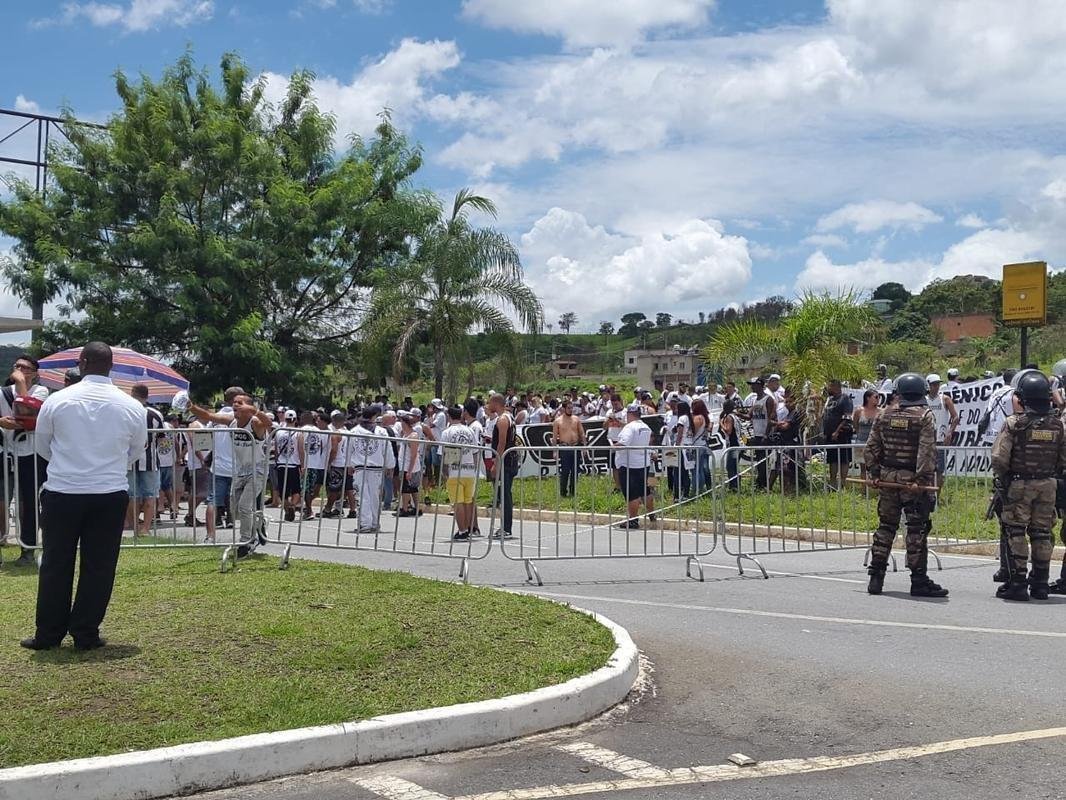 Torcedores pediram mudanas na gesto de futebol do Galo e cobraram o elenco alvinegro