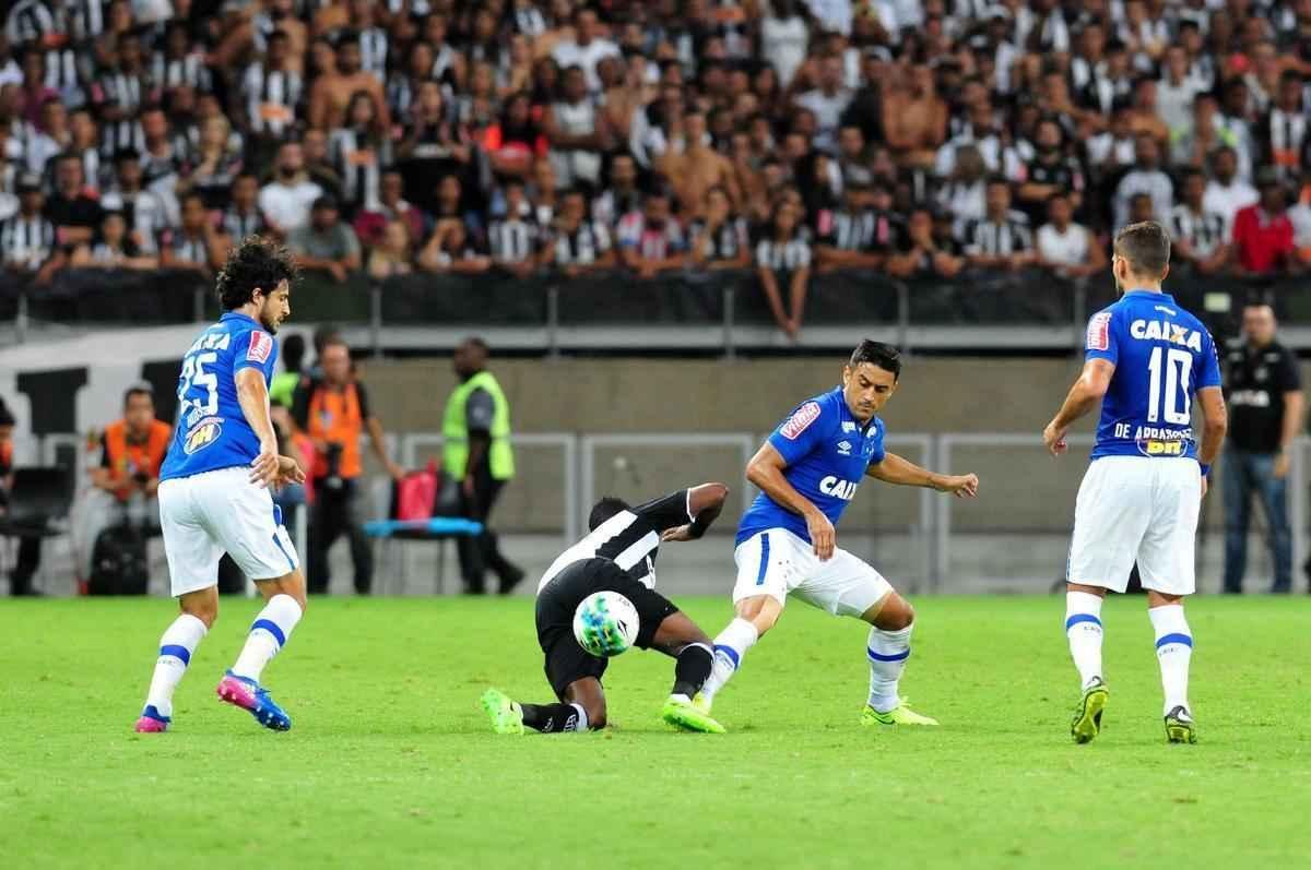 Imagens do segundo tempo do clssico vencido pelo Cruzeiro no Mineiro