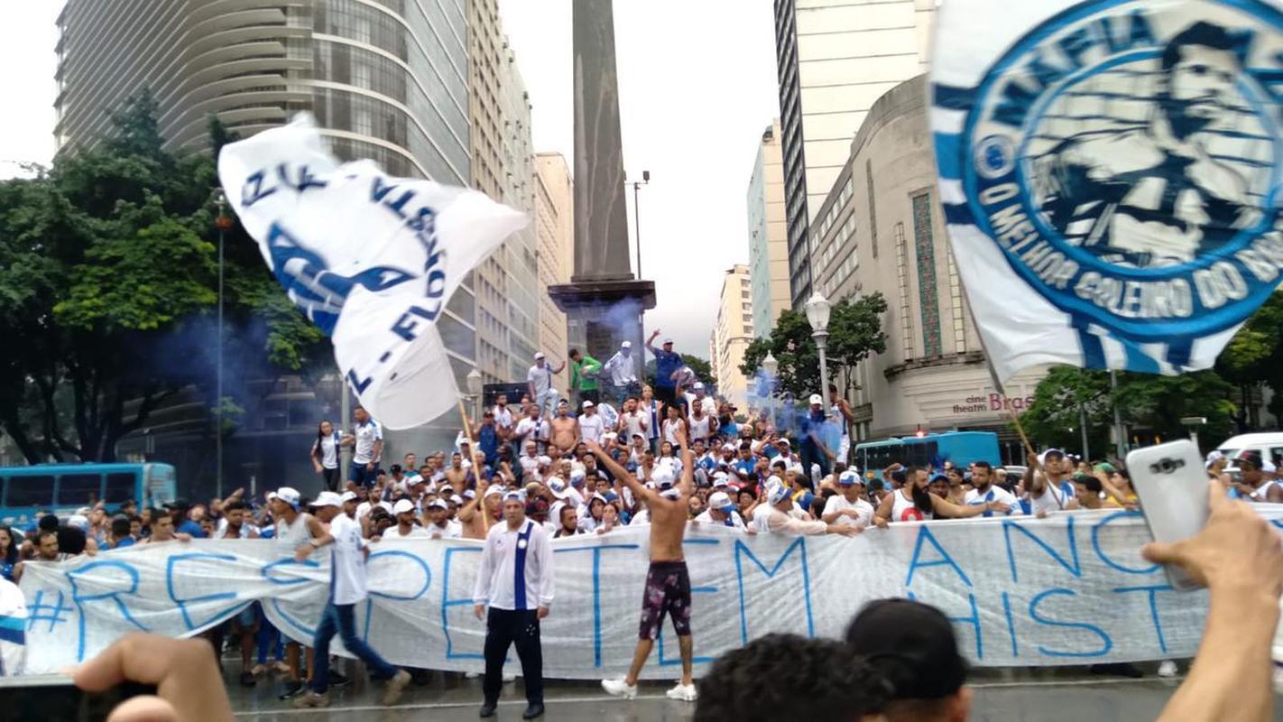 Aps deixarem a Toca da Raposa II, torcedores do Cruzeiro se dirigiram  Praa Sete, no Centro de Belo Horizonte, onde deram sequncia ao protesto contra a sada do goleiro Fbio do clube.