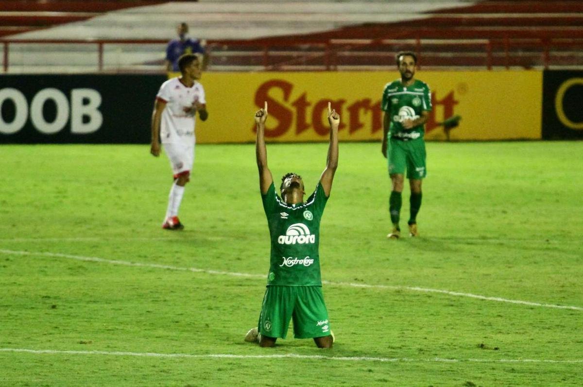 Nutico abriu o placar na segunda etapa com Kieza e quando a partida se encaminhava para mais uma vitria Timbu em seus domnios, a Chapecoense empatou aos 48 minutos do segundo tempo
