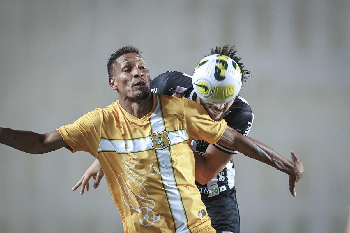 Fotos do jogo entre Brasiliense e Atltico no Estdio Klber Andrade, em Cariacica-ES, pela terceira fase da Copa do Brasil