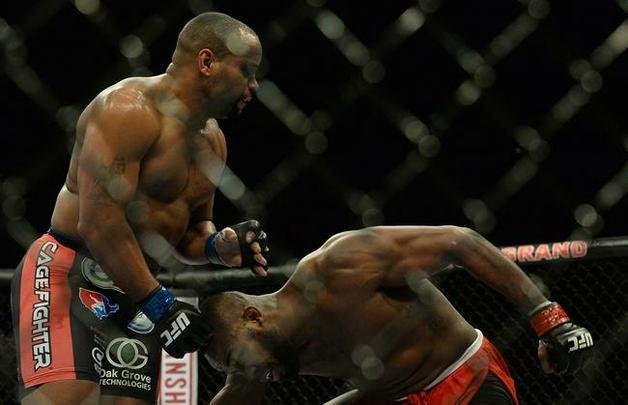 Jon Jones (bermuda vermelha) venceu Daniel Cormier por decisão unânime e manteve o cinturão
