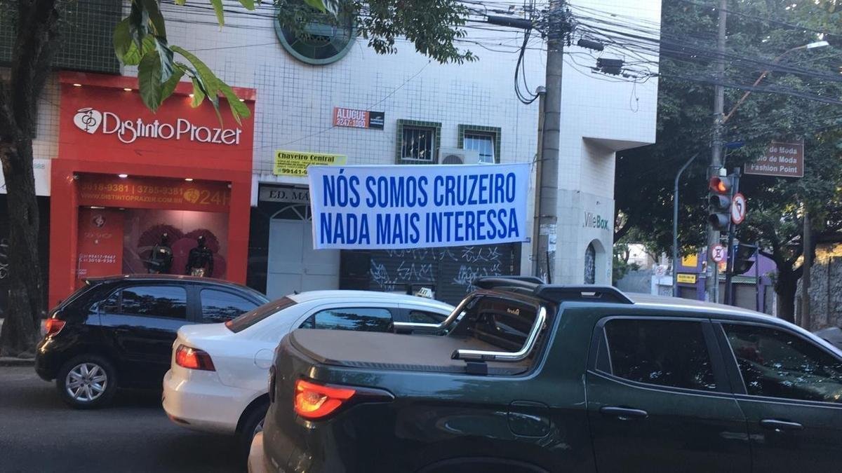 Torcedores do Cruzeiro afixaram faixas em diversos pontos da capital, com mensagens de apoio ao time. A manifestao foi realizada no dia da primeira partida contra o Atltico, pelas quartas de final da Copa do Brasil