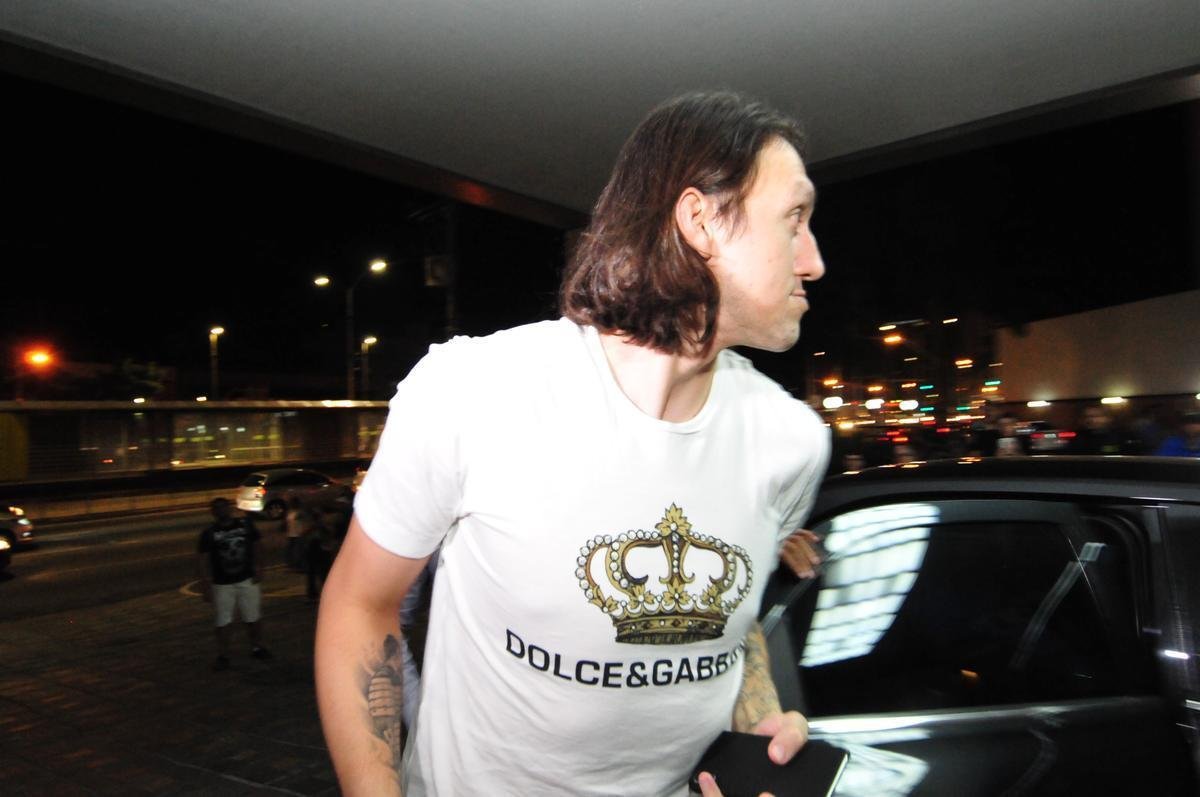 Seleo Brasileira deixou hotel Ouro Minas na noite desta quarta-feira e se despediu de Belo Horizonte, onde venceu a Argentina por 2 a 0 na semifinal da Copa Amrica. Reta final de treinos ser na Granja Comary, em Terespolis. Deciso est marcado para domingo, s 17h, no Maracan