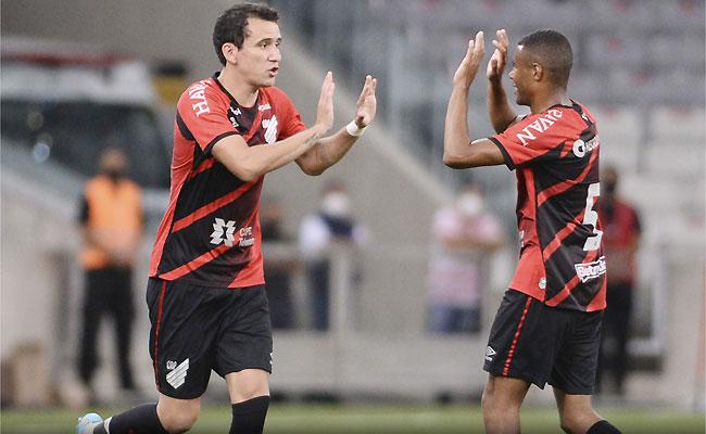 Pablo (esq) voltou a vestir a camisa rubro-negra e deixou o campo com vitória