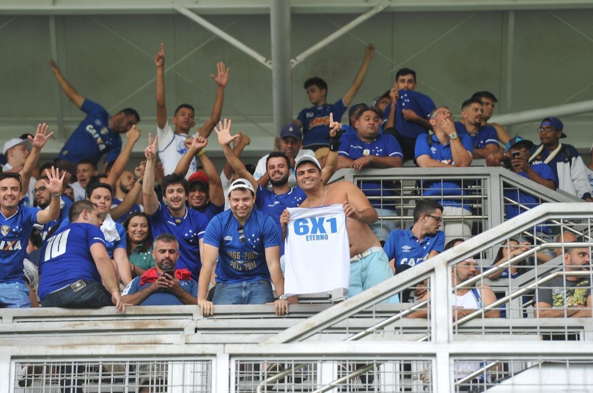 Imagens da torcida do Cruzeiro no clssico contra o Atltico, no Independncia