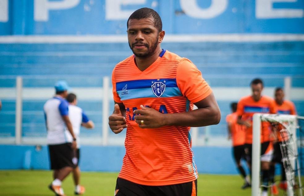 William Simes (sem clube): No incio de dezembro, com o fim do contrato do lateral esquerdo com o Nutico, Willian Simes deixou o Timbu aps 50 partidas vestindo alvirrubro. Um dos pilares da campanha vencedora da Srie C 2019, Simes atualmente est sem clube e saiu afirmando que 'gostaria de permanecer nos Aflitos'. Nesta Srie B, pelo clube pernambucano, fez 18 jogos, sendo 17 como titular, e deu duas assistncias.