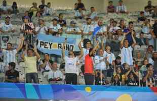 Torcedores na partida entre Argentina e Paraguai, no Mineiro, pela Copa Amrica