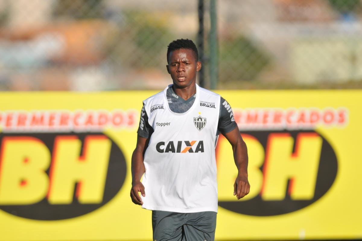Elenco atleticano fez trabalho ttico orientado por Larghi antes de jogo-treino contra o Coimbra