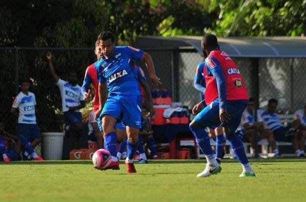 Sem Thiago Neves, que est com desgaste na panturrilha, Mano Menezes escalou o time titular do Cruzeiro no coletivo com Fbio; Lucas Romero, Leo, Murilo e Egdio; Henrique e Ariel Cabral; Robinho, Arrascaeta e Rafinha; Fred. Os reservas atuaram com Rafael; Arthur, Digo, Manoel e Marcelo Hermes; Lucas Silva, Nonoca e Bruno Silva; Rafael Marques, Rafael Sobis e Judivan