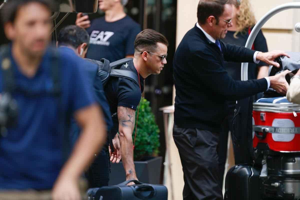 Amigos marcam presena na apresentao oficial do atacante no clube francs