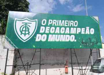 Clube instalou outdoor com os dizeres 'o primeiro decacampeão do mundo' - alusivo às conquistas do Campeonato Mineiro de 1916 a 1925