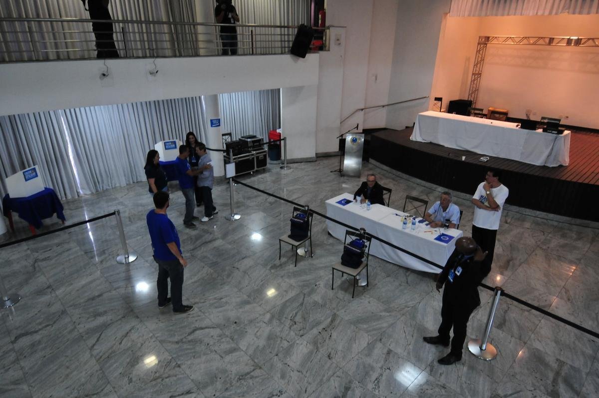 Fotos da eleio presidencial no Cruzeiro. Parque esportivo do Barro Preto, em BH, esteve lotado durante tarde e noite desta segunda-feira