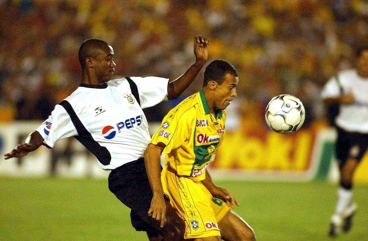Na Copa do Brasil de 2002, o Brasiliense eliminou o Vasco-AC (primeira fase), Nutico (segunda fase), Confiana-SE (oitavas de final) e o Fluminense (quartas de final). Na semifinal, o time do Distrito Federal goleou o Atltico por 3 a 0, em pleno Mineiro, na partida de ida da semifinal. No jogo de volta, em Braslia, outro triunfo: 2 a 1. Na deciso, contra o Corinthians, o Brasiliense perdeu no Morumbi, por 2 a 1, e empatou por 1 a 1, na Boca do Jacar, em Taguatinga-DF. Com os resultados, o clube paulista conquistou o torneio.