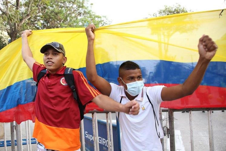 Realização do jogo entre América de Cáli e Atlético no Estádio Romelio Martinez, em Barranquilla, pela Copa Libertadores, indignou manifestantes que protestam contra o governo do presidente Iván Duque. País vive caos social, com greves, paralisações, manifestações violentas e choques com a polícia. Ainda assim, Conmebol confirmou partida, o que gerou revolta.