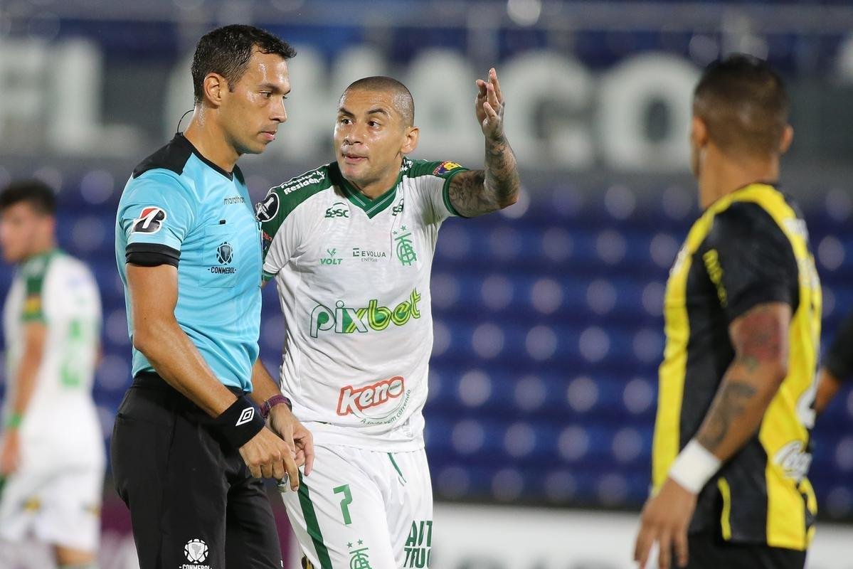 Amrica voltou com outra postura no segundo tempo e virou para 3 a 2 com gols de Wellington Paulista (2) e Pedrinho
