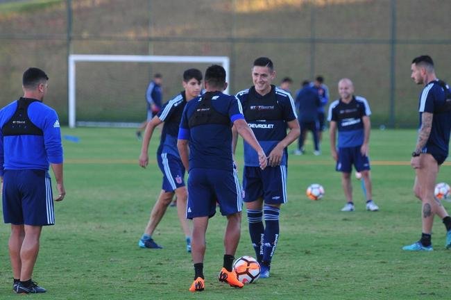 Elenco da Universidad de Chile treinou nesta tera-feira  tarde na Cidade do Galo, em Vespasiano. Time chileno se prepara para enfrentar o Cruzeiro na quinta, s 19h15, no Mineiro, pela Copa Libertadores. Tcnico Angel Guillermo Hoyos ter retornos do zagueiro Jara e do lateral-esquerdo Beausejour