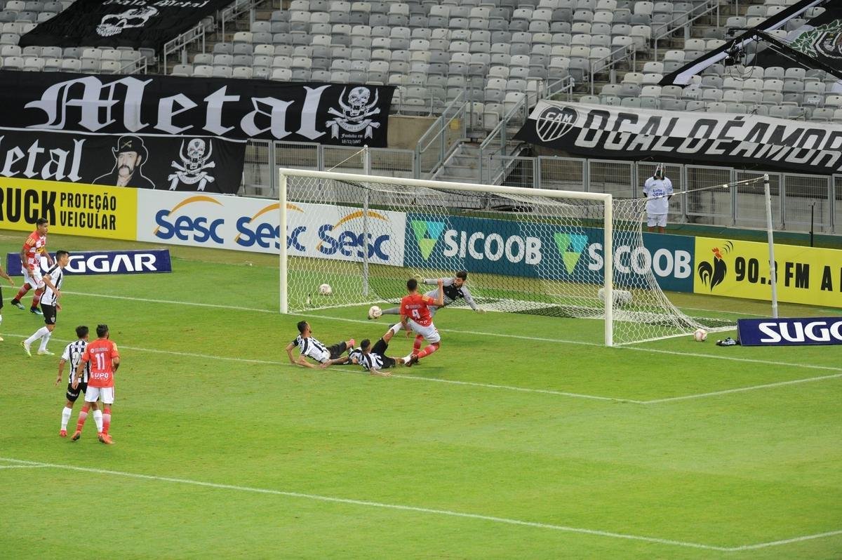 No segundo tempo, o Tombense saiu na frente, com gol de pnalti de Rubens. Logo depois, Sasha empatou para o Galo, aps falha pontual do goleiro Felipe. 