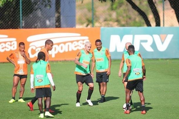 Tcnico Rodrigo Santana comandou treino nesta tera-feira  tarde, na Cidade do Galo, e definiu o time do Atltico para enfrentar o Coln, na Argentina, pela semifinal da Copa Sul-Amercana: Cleiton; Patric, Igor Rabello, Rver e Fbio Santos; Z Welison e Elias; Char, Vincius e Cazares; Franco Di Santo.