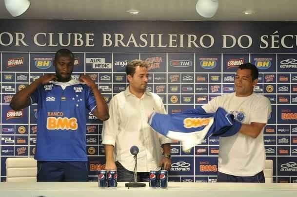 O volante Rodrigo Souza e o lateral-esquerdo Samudio foram contratados pelo Cruzeiro no início da temporada 2014