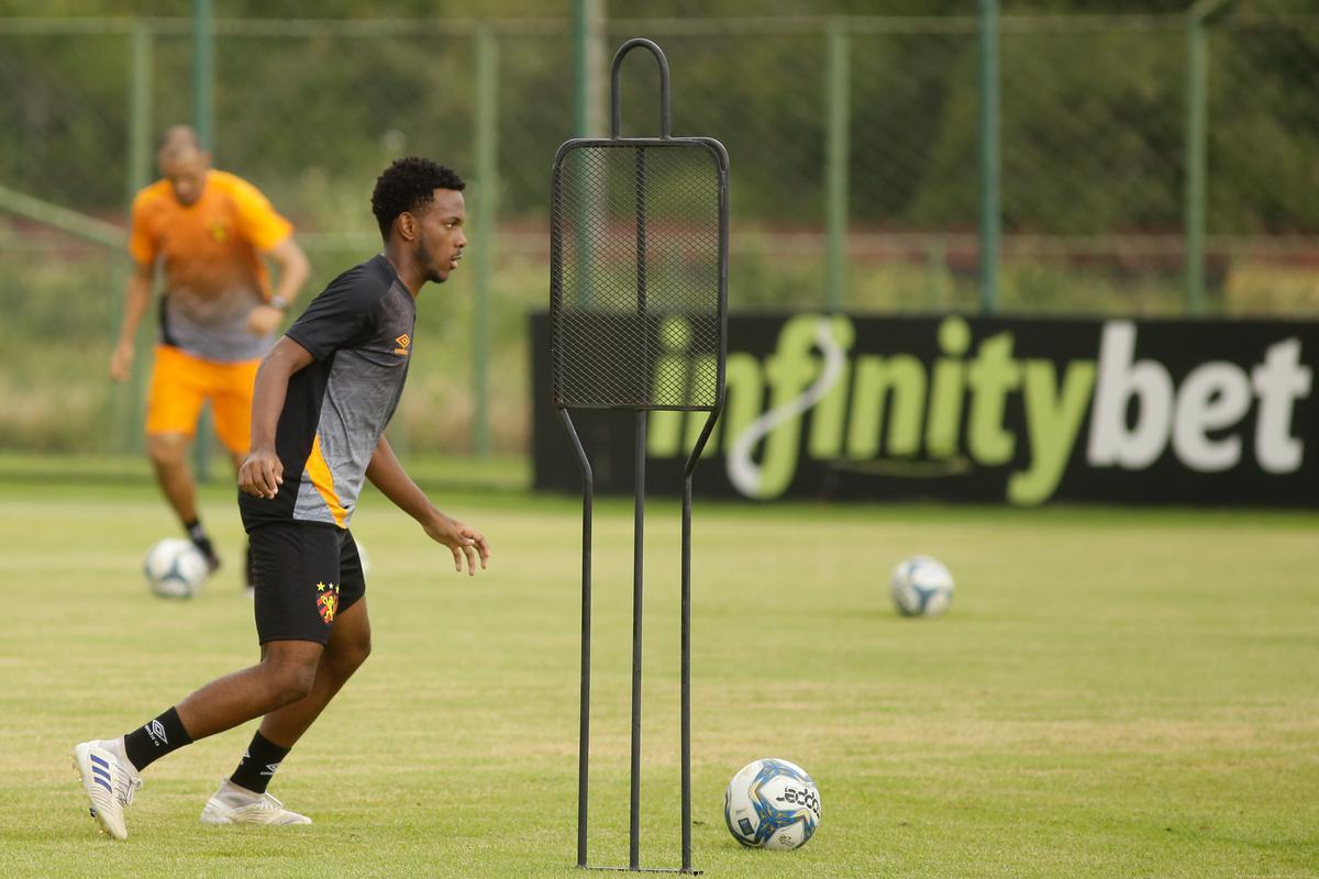 No primeiro trabalho, houve um treinamento tático, que exigia troca de passes e triangulações dos jogadores, com o elenco dividido em grupos de três atletas cada. Em seguida, os jogadores foram divididos em dois grupos no mesmo campo para o trabalho específico por setores de defesa e ataque. De um lado, os zagueiros, laterais e volantes participaram de um treino tático de posicionamento com o auxiliar Daniel Cerqueira. Do outro, os meias e atacantes fizeram um trabalho específico de passe e finalização sob o comando do técnico Daniel Paulista.