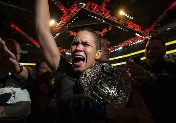 Fotos da grande vitória de Amanda Nunes pelo cinturão do UFC
